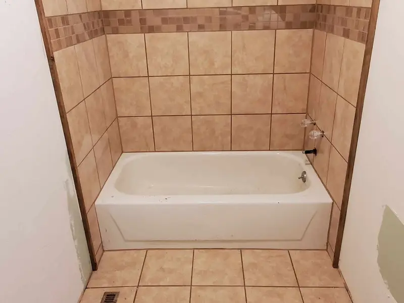 Tiled bathtub surround